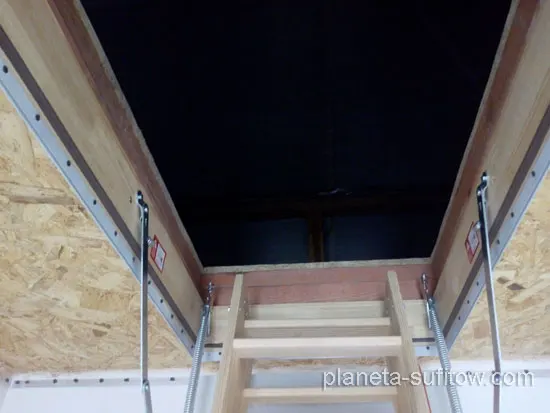 schody na strych w suficie napinanym