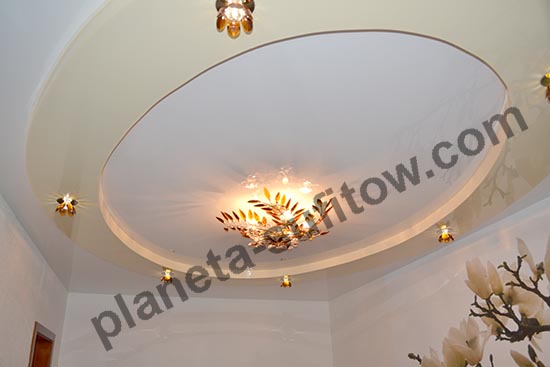 owalny sufit w salonie