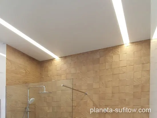 oświetlenie łazienki z sufitem napinanym
