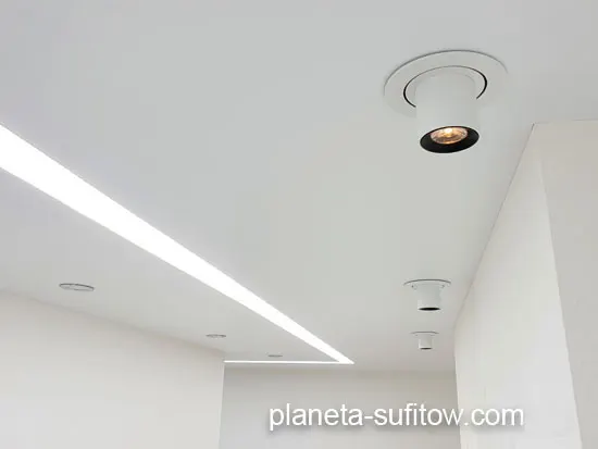 linia LED na suficie w korytarzu