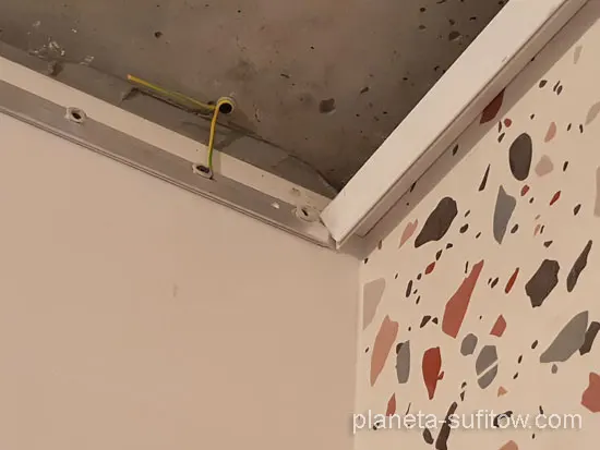 montaż sufitu napinanego w łazience