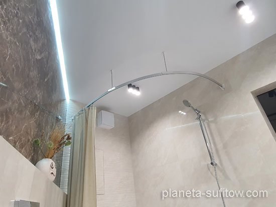 sufit napinany z poświetleniem po obwodzie