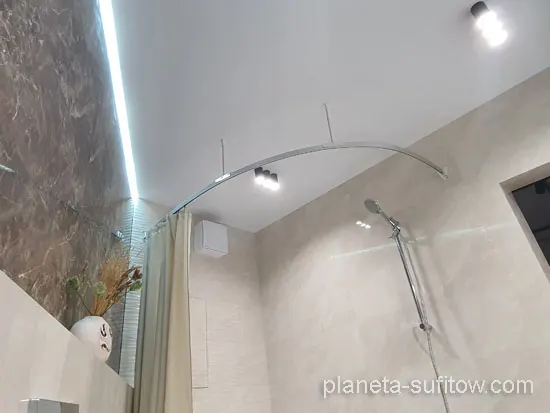 podświetlenie sufitu napinanego w łazience