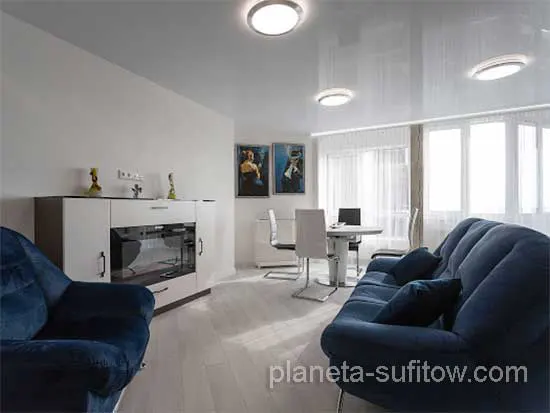 lustrzany sufit w nowoczesnym mieszkaniu