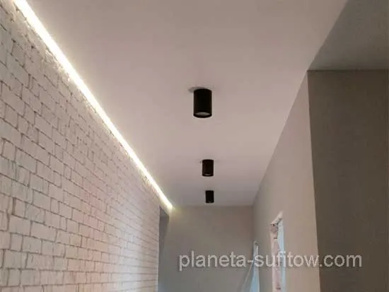 oświetlenie LED sufit w korytarzu