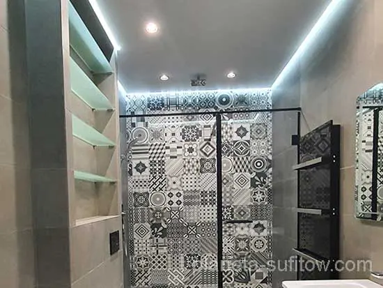 sufit z oświetleniem LED w łazience