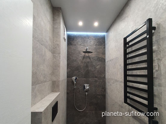 sufity napinane z oświetleniem LED w kabinie prysznicowej