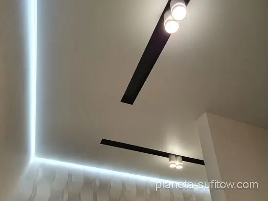 światło LED w korytarzu