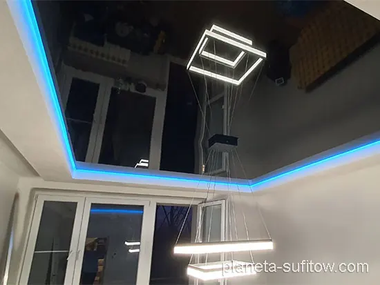 sufit napinany z LED w salonie