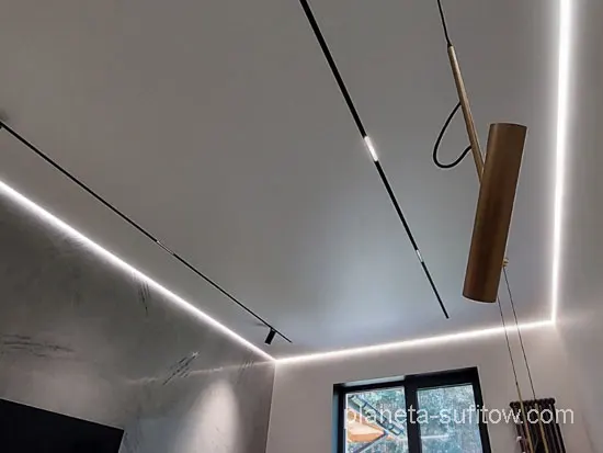 sufit napinany z LED w pokoju
