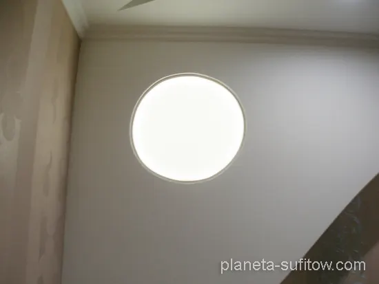 sufit LED na ścianie jak lampka nocna