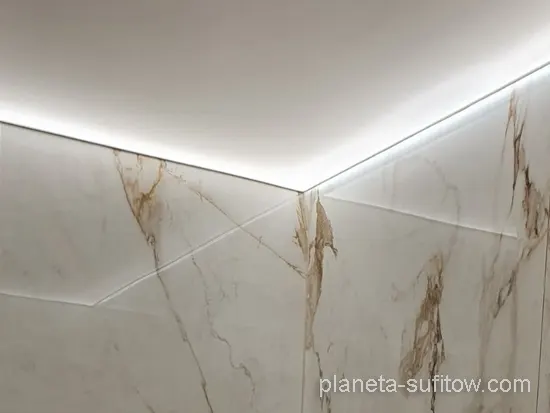 sufit łazienkowy z LED