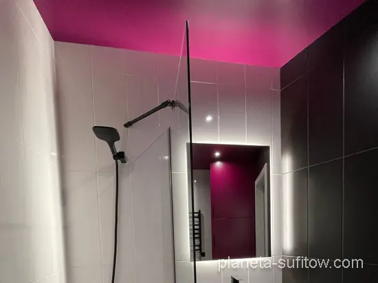 różowy lub malinowy sufit w łazience