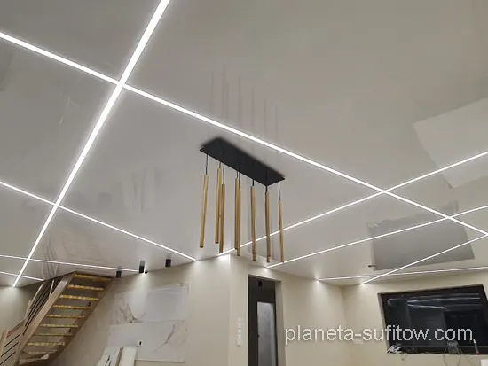 sufit do salonu z liniami LED