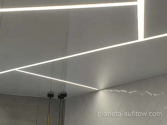 LEDy na suficie w łazience
