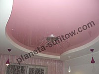 różowy sufit w pokoju dziecka