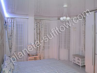 sypialnia w stylu prowansalskim i sufit napinany